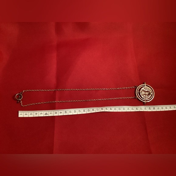 Gold tone sandglass necklace - Picture 5 of 8